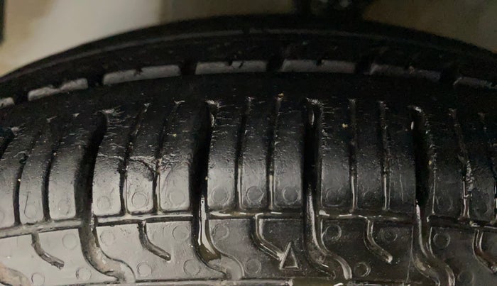 2015 Hyundai Eon ERA +, Petrol, Manual, 59,267 km, Left Front Tyre Tread