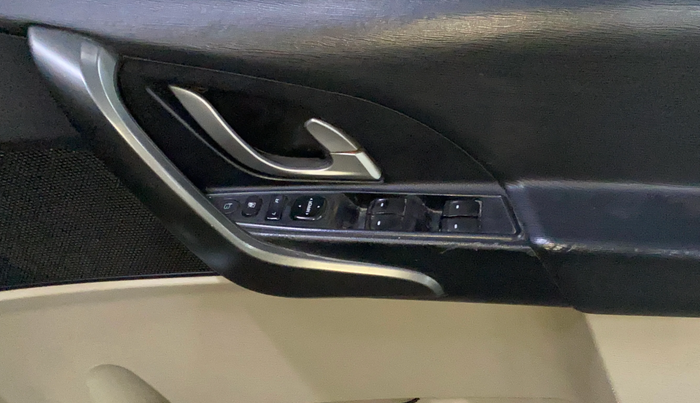 2016 Mahindra XUV500 W6, Diesel, Manual, 80,290 km, Driver Side Door Panels Control