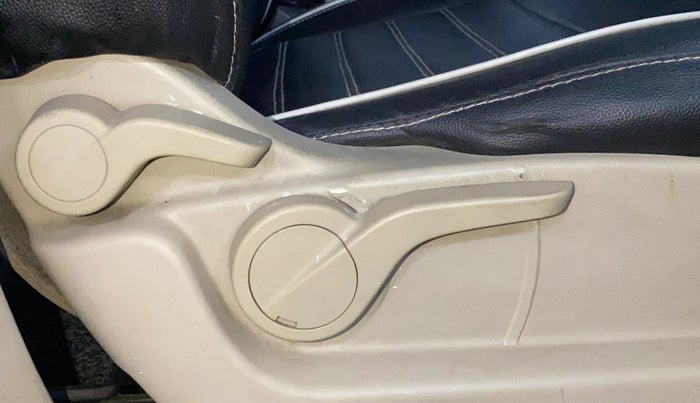 2016 Mahindra XUV500 W6, Diesel, Manual, 80,290 km, Driver Side Adjustment Panel