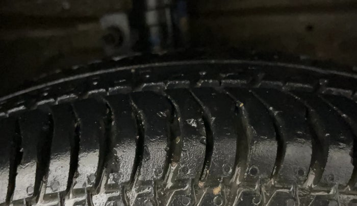 2015 Maruti Swift Dzire VXI, Petrol, Manual, 58,310 km, Right Front Tyre Tread