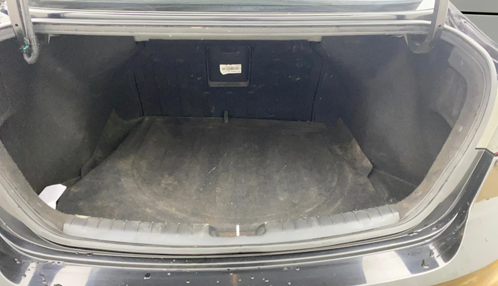 2017 Hyundai New Elantra 2.0 SX(O) AT PETROL, Petrol, Automatic, 1,07,632 km, Boot Inside