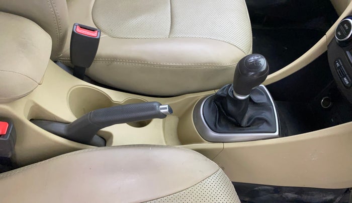 2016 Hyundai Verna 1.6 VTVT SX, Petrol, Manual, 39,219 km, Gear Lever