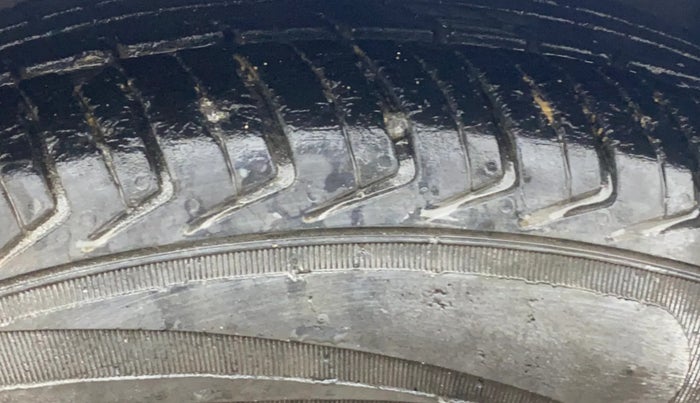 2014 Hyundai i10 MAGNA 1.1, CNG, Manual, 91,506 km, Left Front Tyre Tread