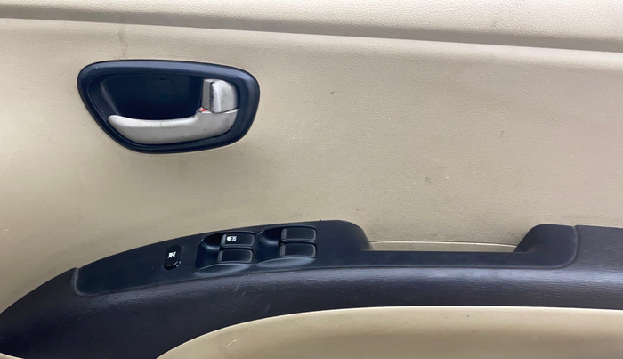 2014 Hyundai i10 MAGNA 1.1, CNG, Manual, 91,562 km, Driver Side Door Panels Control