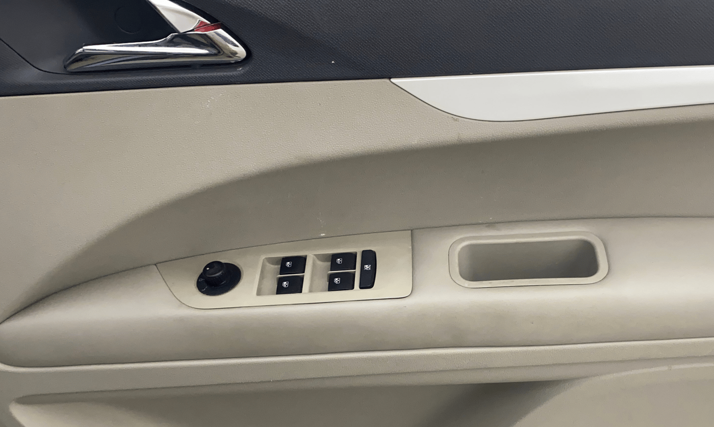 2018 Mahindra MARAZZO M6 7 STR, Diesel, Manual, 30,656 km, Driver Side Door Panels Control