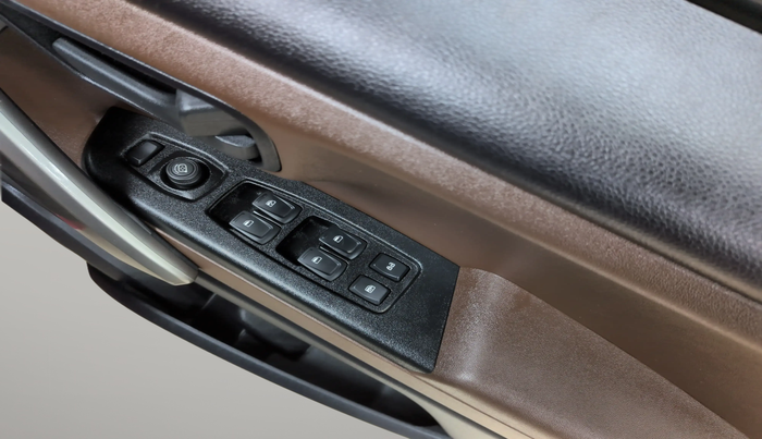 2024 Mahindra SCORPIO-N Z6 DIESEL MT 2WD 7 STR, Diesel, Manual, 14,199 km, Driver Side Door Panels Control