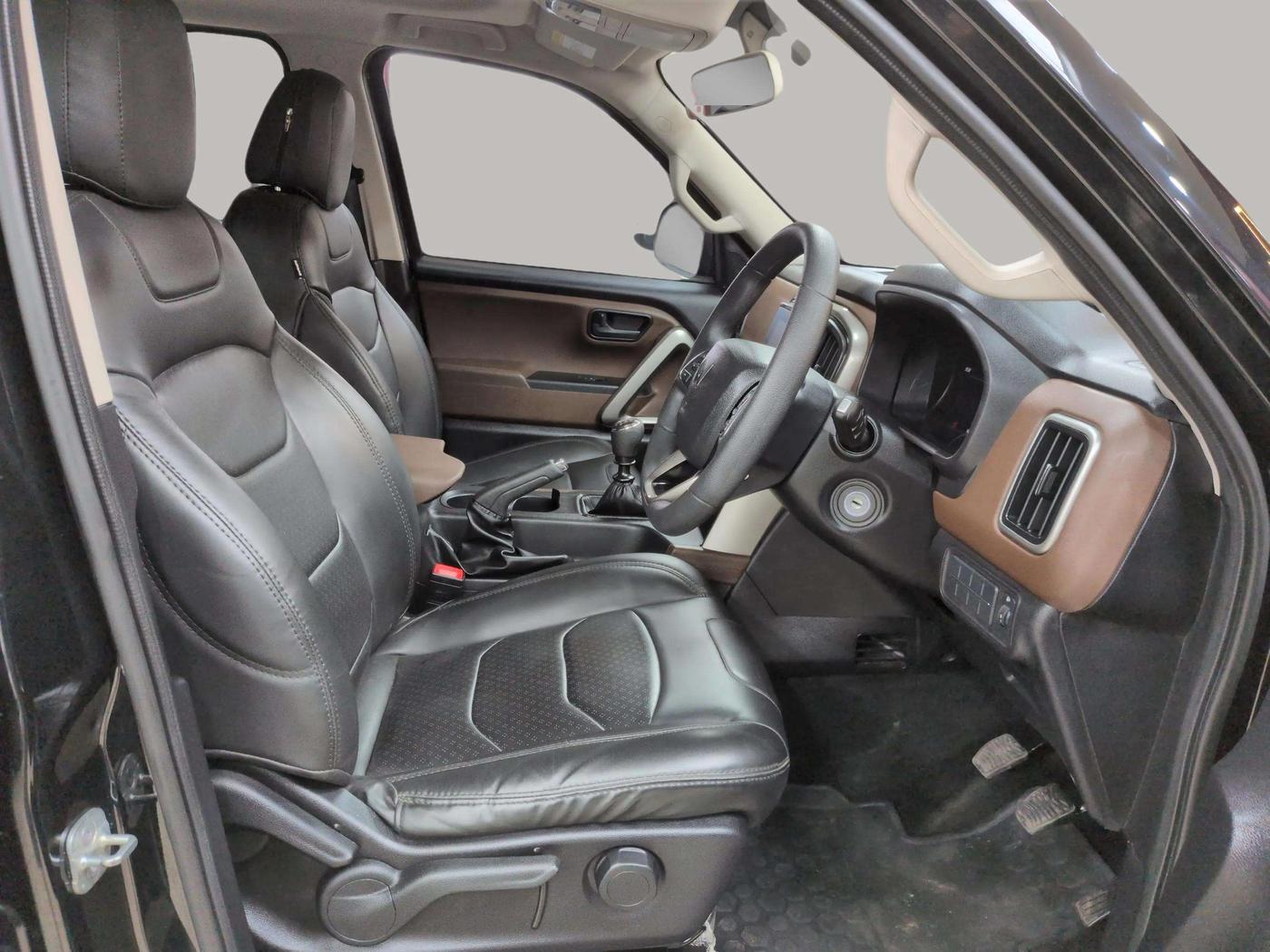 2024 Mahindra SCORPIO-N Z6 DIESEL MT 2WD 7 STR, Diesel, Manual, 14,199 km, Right Side Front Door Cabin
