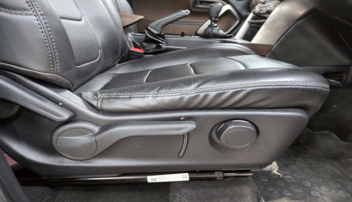 2024 Mahindra SCORPIO-N Z6 DIESEL MT 2WD 7 STR, Diesel, Manual, 14,199 km, Driver Side Adjustment Panel