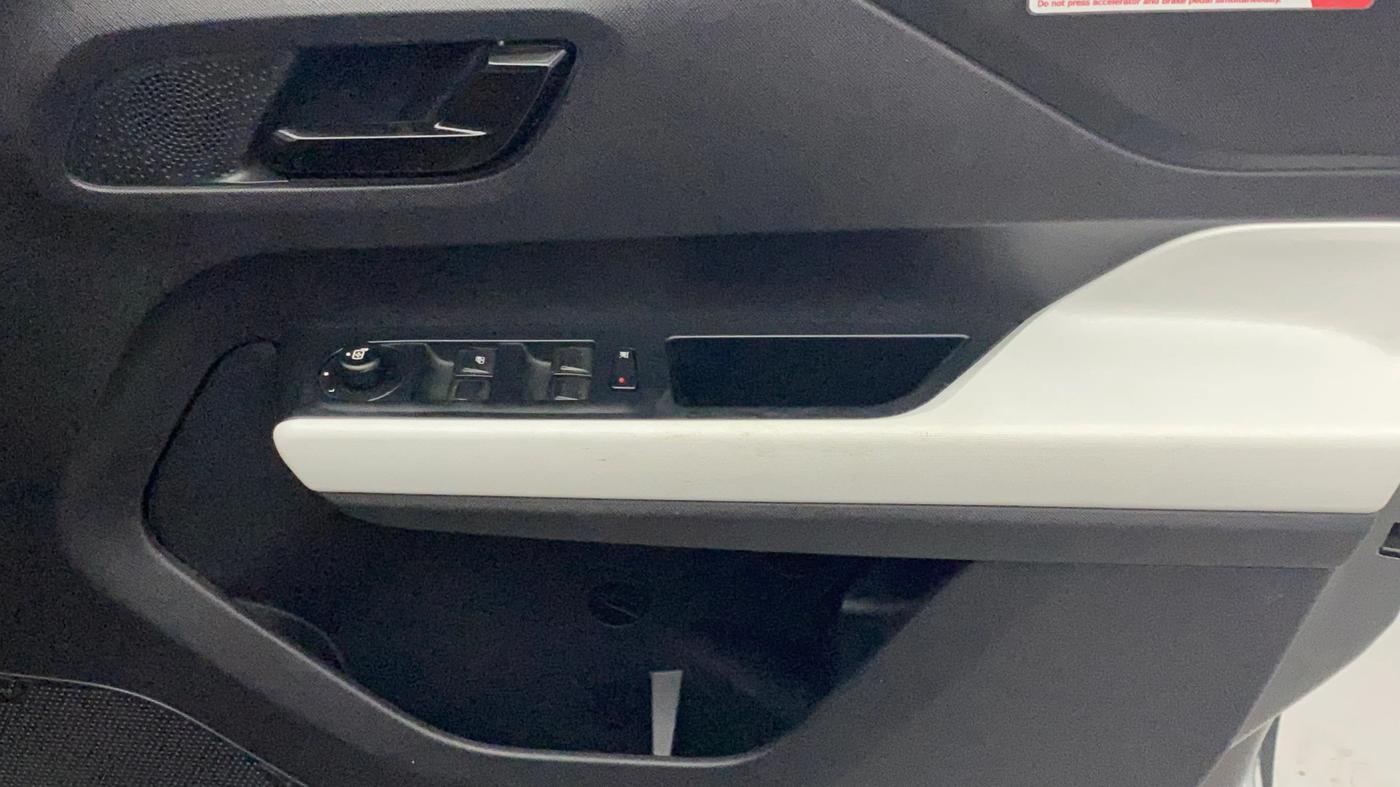 2022 Tata PUNCH ACCOMPLISHED AMT, Petrol, Automatic, 21,907 km, Driver Side Door Panels Control