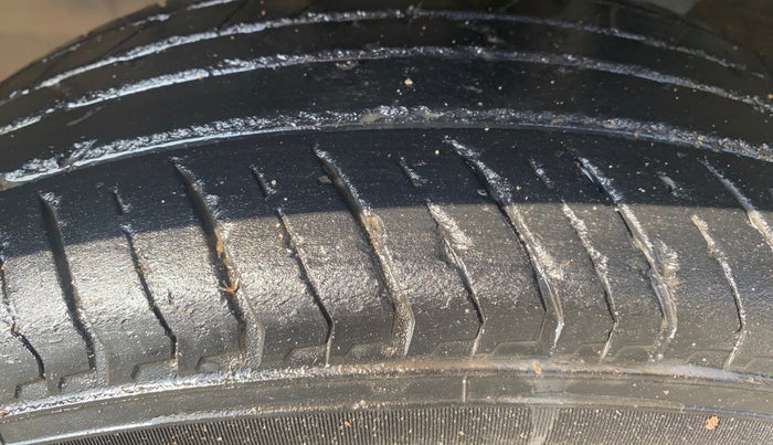 2023 Nissan MAGNITE XV MT, Petrol, Manual, 27,930 km, Left Front Tyre Tread