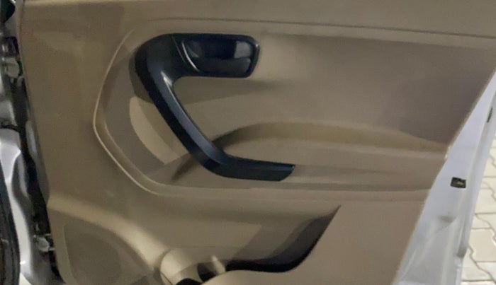 2017 Mahindra TUV300 T6, Diesel, Manual, 20,374 km, Driver Side Door Panels Control