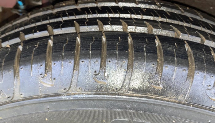 2015 Hyundai Grand i10 SPORTZ 1.2 KAPPA VTVT, Petrol, Manual, 43,167 km, Right Rear Tyre Tread