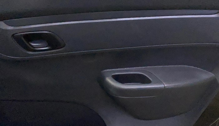 2016 Renault Kwid RXT 1.0 AMT, Petrol, Automatic, 23,438 km, Driver Side Door Panels Control