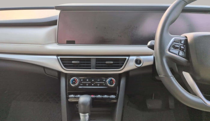 2022 Mahindra XUV700 AX 7 LUXURY D AWD AT 7 STR, Diesel, Automatic, 49,858 km, Air Conditioner