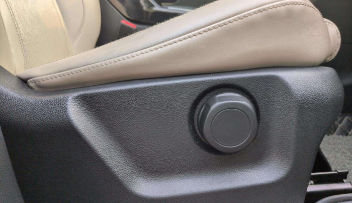 2022 Mahindra XUV700 AX 7 LUXURY D AWD AT 7 STR, Diesel, Automatic, 49,858 km, Driver Side Adjustment Panel