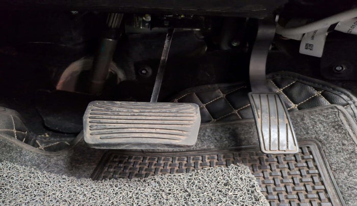 2022 Mahindra XUV700 AX 7 LUXURY D AWD AT 7 STR, Diesel, Automatic, 49,858 km, Pedals