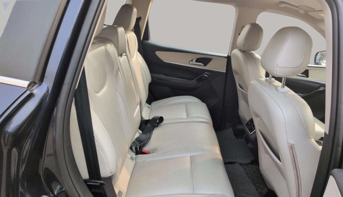 2022 Mahindra XUV700 AX 7 LUXURY D AWD AT 7 STR, Diesel, Automatic, 49,858 km, Right Side Rear Door Cabin