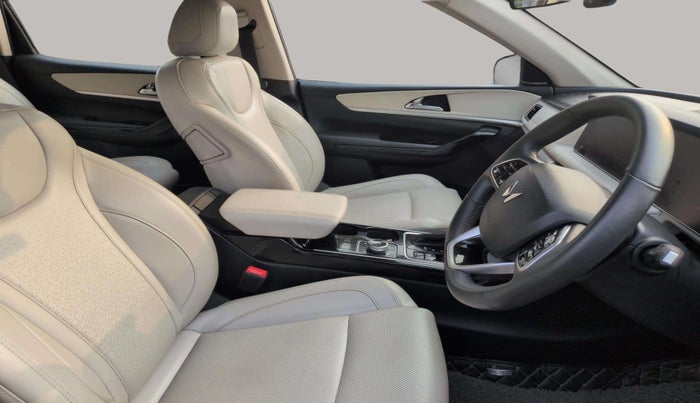 2022 Mahindra XUV700 AX 7 LUXURY D AWD AT 7 STR, Diesel, Automatic, 49,858 km, Right Side Front Door Cabin