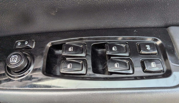 2022 Mahindra XUV700 AX 7 LUXURY D AWD AT 7 STR, Diesel, Automatic, 49,858 km, Driver Side Door Panels Control