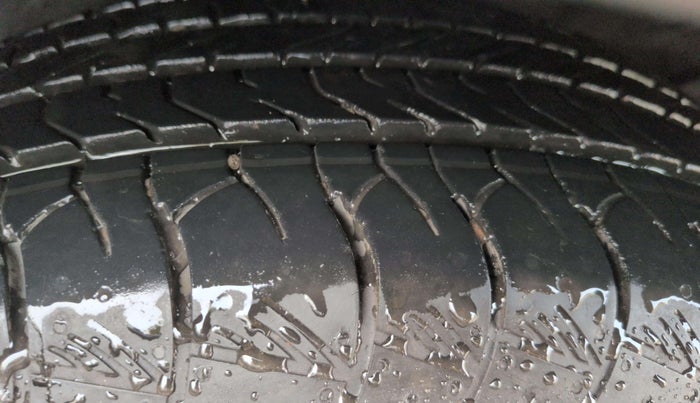 2022 Mahindra XUV700 AX 7 LUXURY D AWD AT 7 STR, Diesel, Automatic, 49,858 km, Left Front Tyre Tread