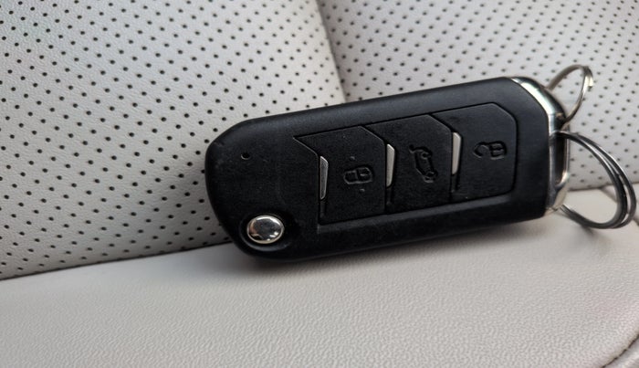 2022 Mahindra XUV700 AX 7 LUXURY D AWD AT 7 STR, Diesel, Automatic, 49,858 km, Key Close Up