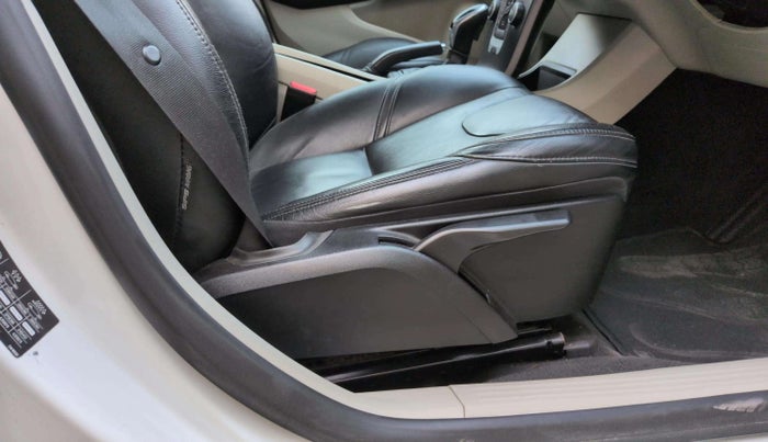 2015 Volvo V 40 D3 KINETIC, Diesel, Automatic, 48,134 km, Driver Side Adjustment Panel