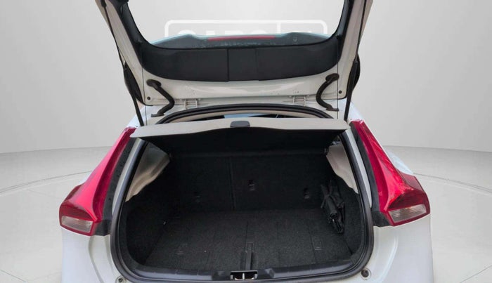 2015 Volvo V 40 D3 KINETIC, Diesel, Automatic, 48,134 km, Boot Inside