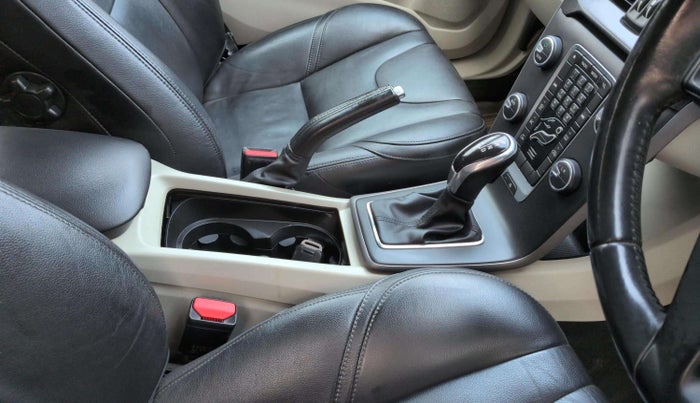 2015 Volvo V 40 D3 KINETIC, Diesel, Automatic, 48,134 km, Gear Lever