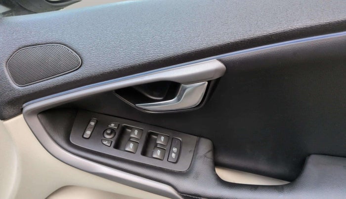 2015 Volvo V 40 D3 KINETIC, Diesel, Automatic, 48,134 km, Driver Side Door Panels Control