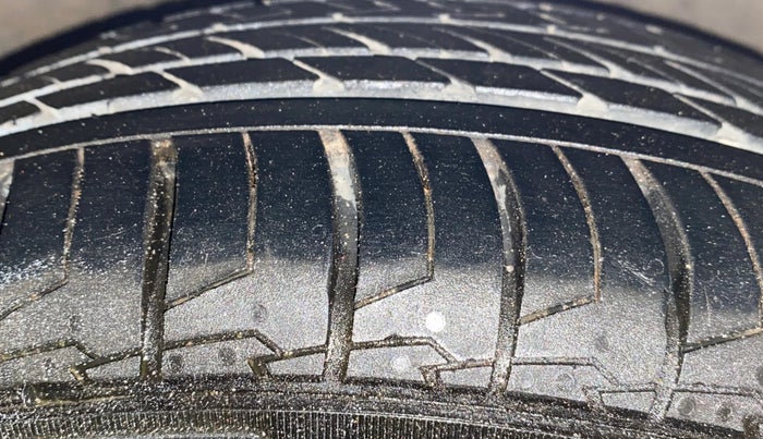 2012 Hyundai Verna FLUIDIC 1.6 VTVT SX, Petrol, Manual, 38,133 km, Right Front Tyre Tread