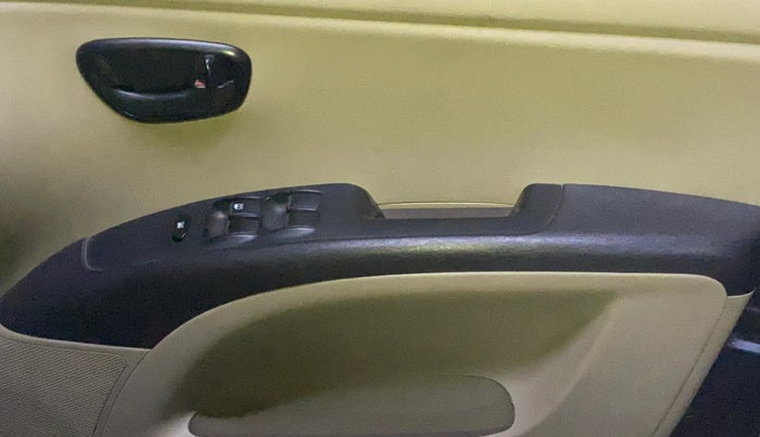 2013 Hyundai i10 MAGNA 1.1, Petrol, Manual, 31,075 km, Driver Side Door Panels Control