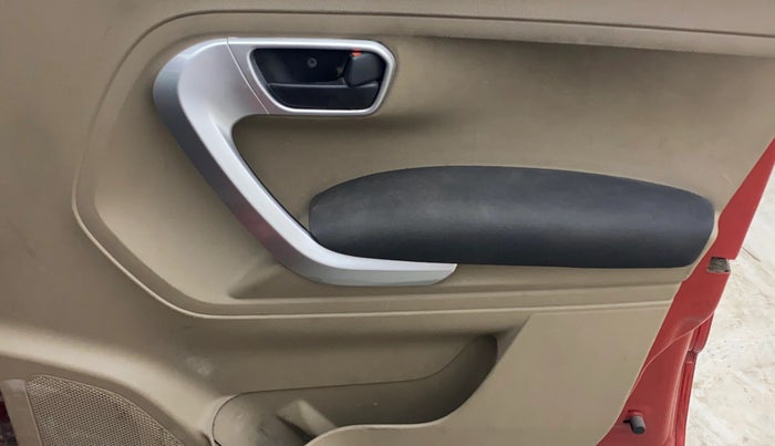 2018 Mahindra TUV300 T10, Diesel, Manual, 1,02,111 km, Driver Side Door Panels Control