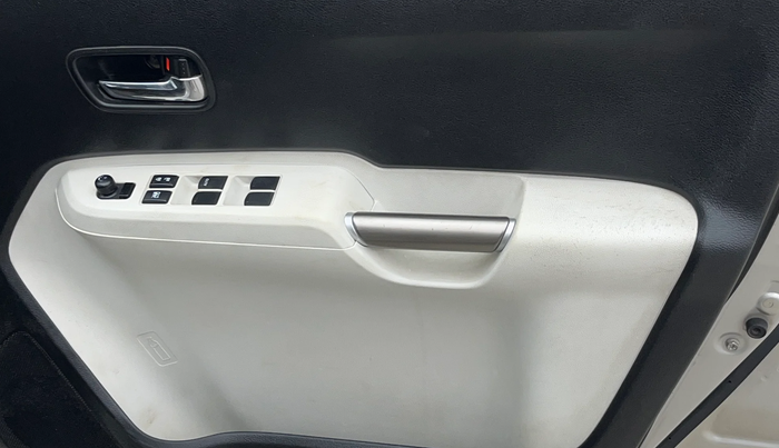 2017 Maruti IGNIS ALPHA 1.2, Petrol, Manual, 31,687 km, Driver Side Door Panels Control
