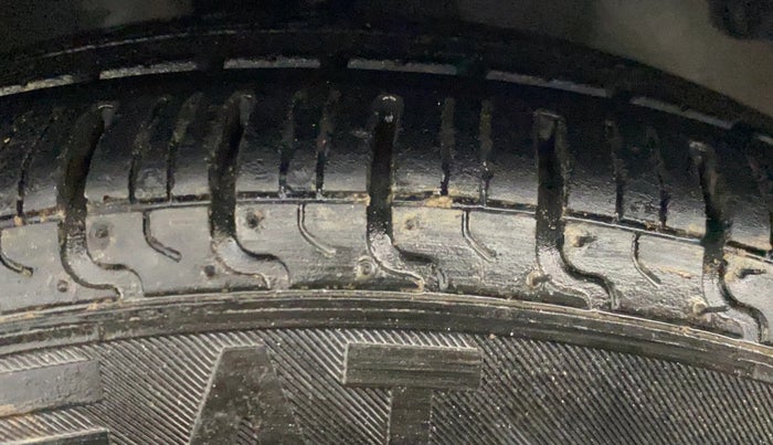 2018 Hyundai Eon ERA +, Petrol, Manual, 72,447 km, Right Front Tyre Tread