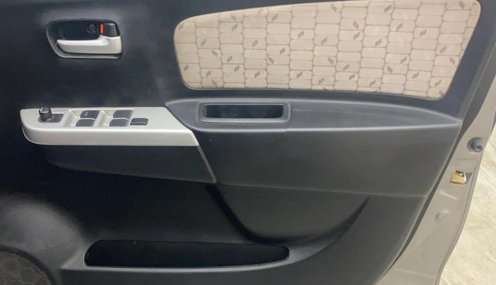 2015 Maruti Wagon R 1.0 VXI, Petrol, Manual, 36,091 km, Driver Side Door Panels Control