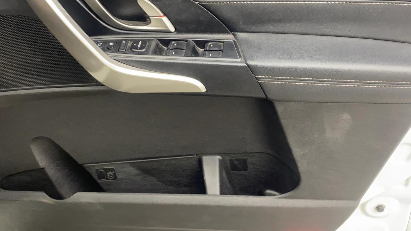 2019 Mahindra XUV500 W11, Diesel, Manual, 69,844 km, Driver Side Door Panels Control