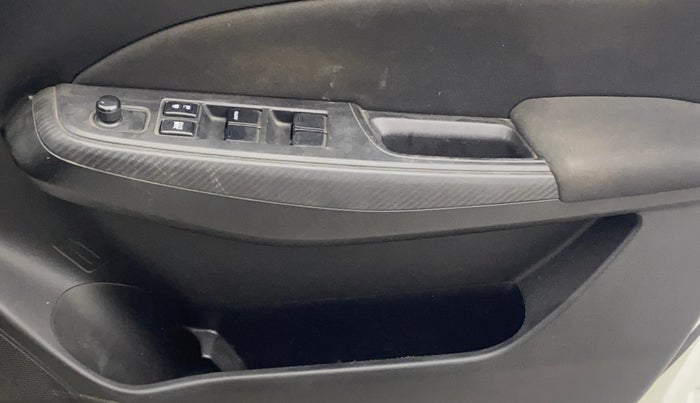 2019 Maruti Swift VXI AMT, Petrol, Automatic, 40,569 km, Driver Side Door Panels Control