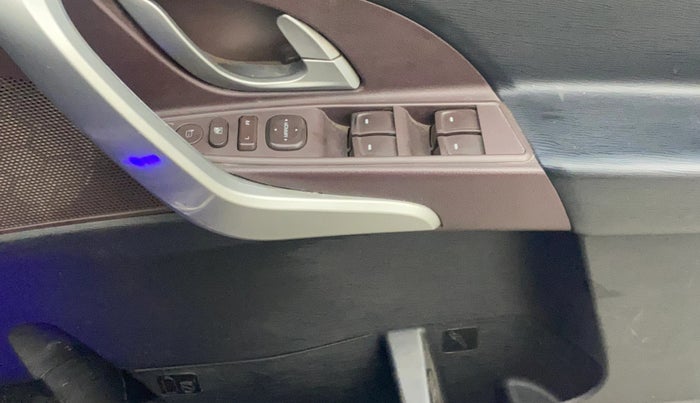 2015 Mahindra XUV500 W8, Diesel, Manual, 1,16,382 km, Driver Side Door Panels Control