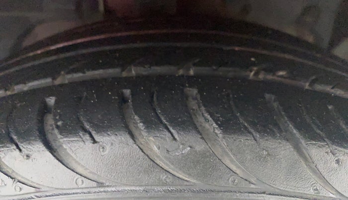 2017 Ford Figo Aspire 1.2 TITANIUM PETROL, Petrol, Manual, 34,783 km, Right Front Tyre Tread