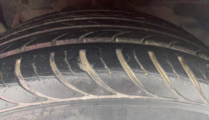 2017 Ford Figo Aspire 1.2 TITANIUM PETROL, Petrol, Manual, 34,783 km, Left Front Tyre Tread