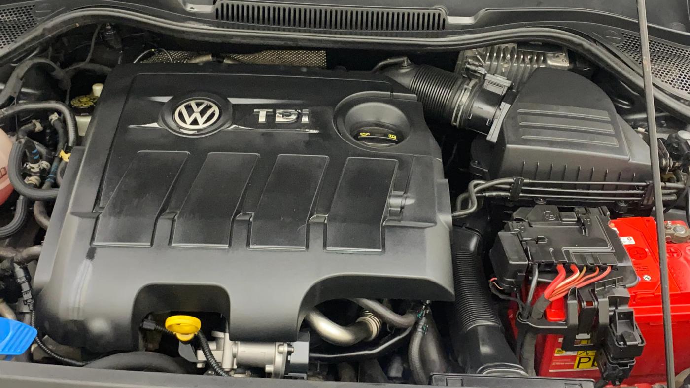 2015 Volkswagen Polo HIGHLINE1.5L, Diesel, Manual, 1,43,843 km, Engine View