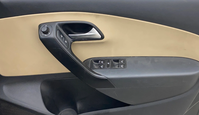 2015 Volkswagen Polo HIGHLINE1.5L, Diesel, Manual, 1,43,737 km, Driver Side Door Panels Control