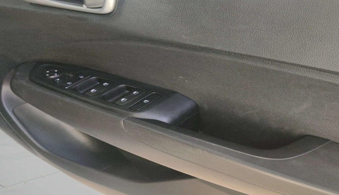 2021 Hyundai VENUE SX 1.0 TURBO IMT, Petrol, Manual, 39,323 km, Driver Side Door Panels Control