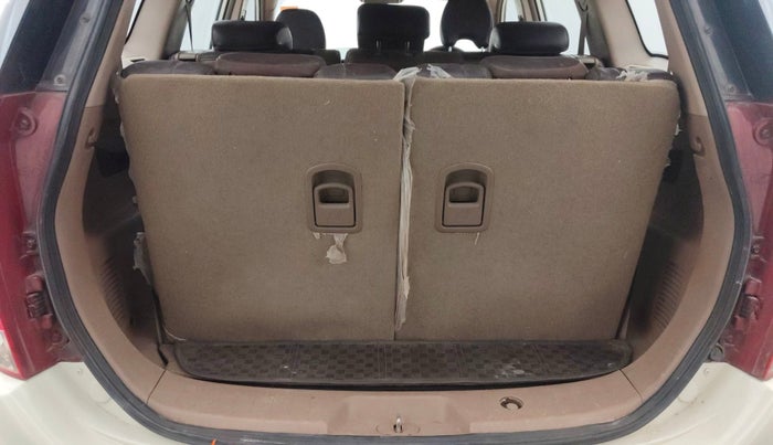 2015 Mahindra XUV500 W8, Diesel, Manual, 1,14,318 km, Boot Inside