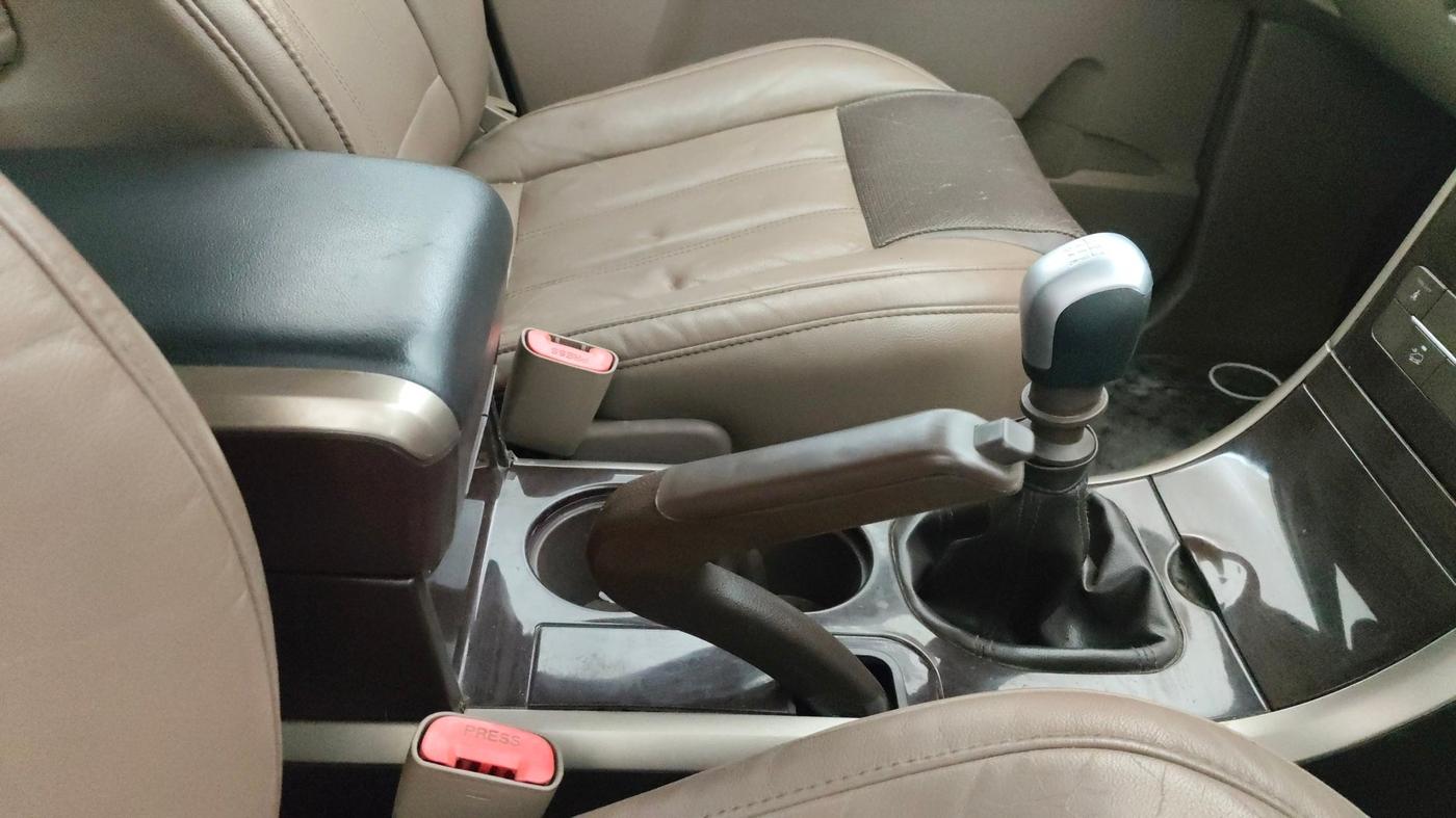 2015 Mahindra XUV500 W8, Diesel, Manual, 1,14,318 km, Gear Lever