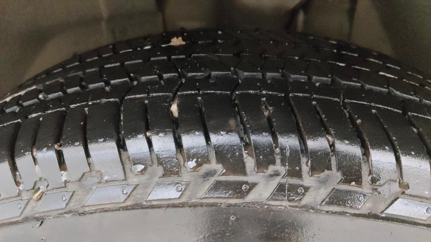 2015 Mahindra XUV500 W8, Diesel, Manual, 1,14,318 km, Left Front Tyre Tread