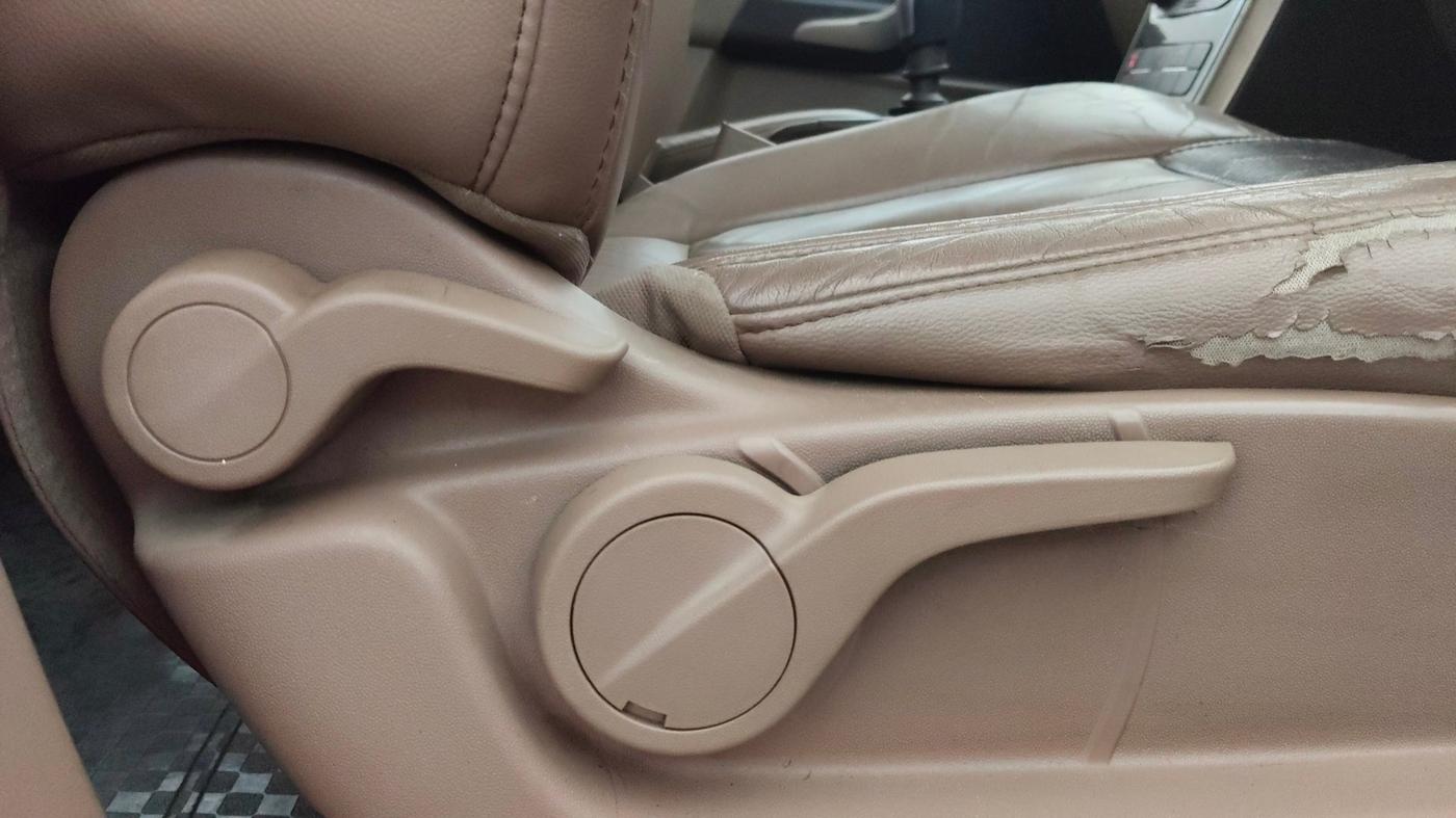 2015 Mahindra XUV500 W8, Diesel, Manual, 1,14,318 km, Driver Side Adjustment Panel