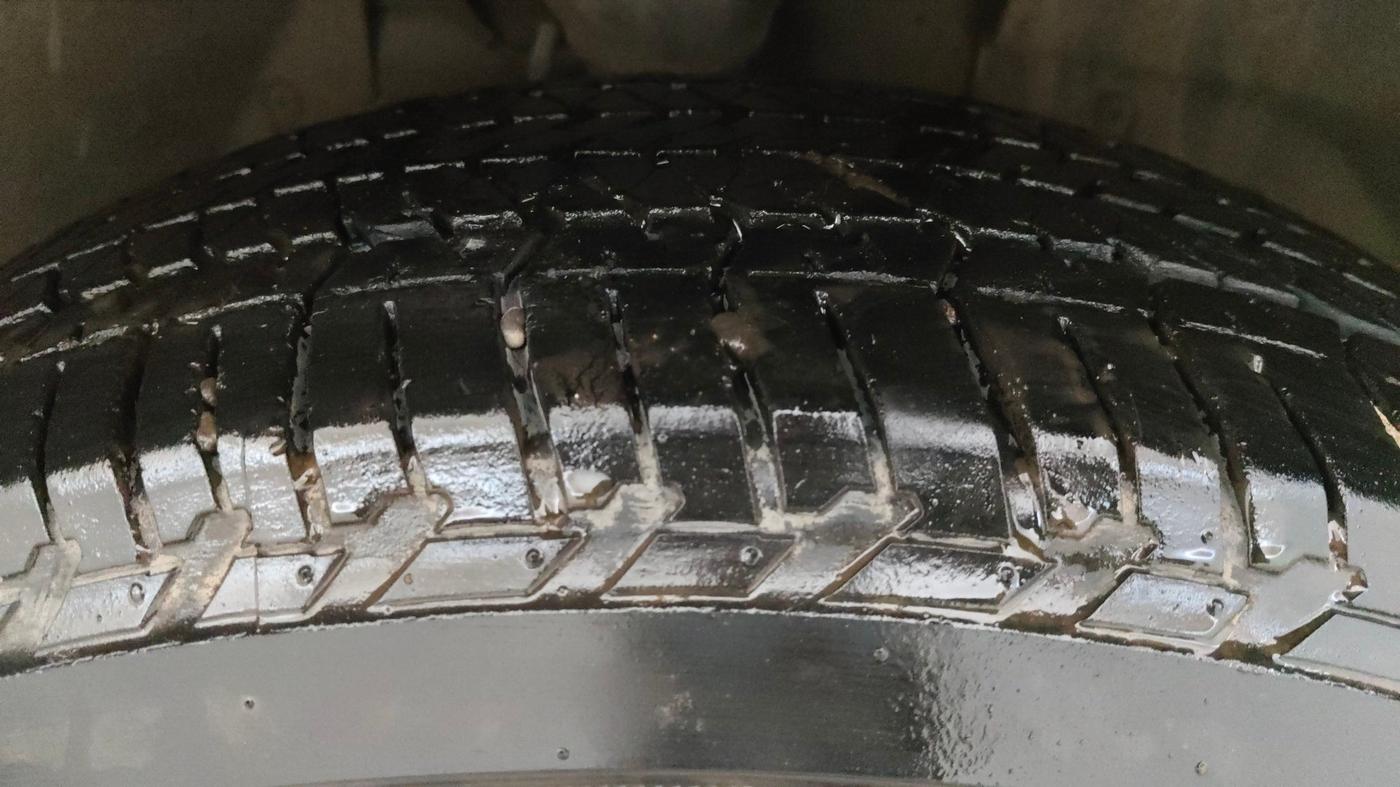2015 Mahindra XUV500 W8, Diesel, Manual, 1,14,318 km, Right Front Tyre Tread