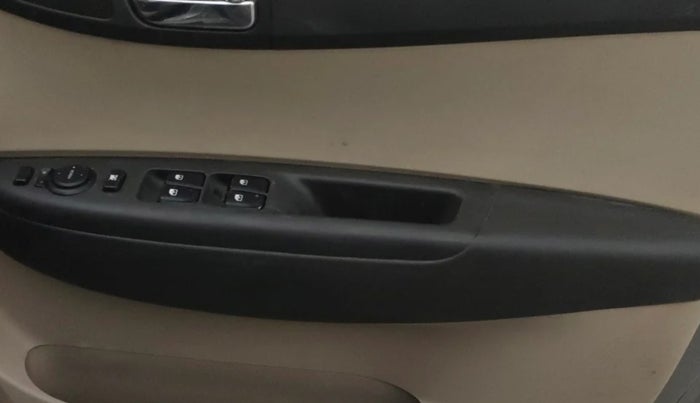2013 Hyundai i20 SPORTZ 1.2, Petrol, Manual, 93,402 km, Driver Side Door Panels Control
