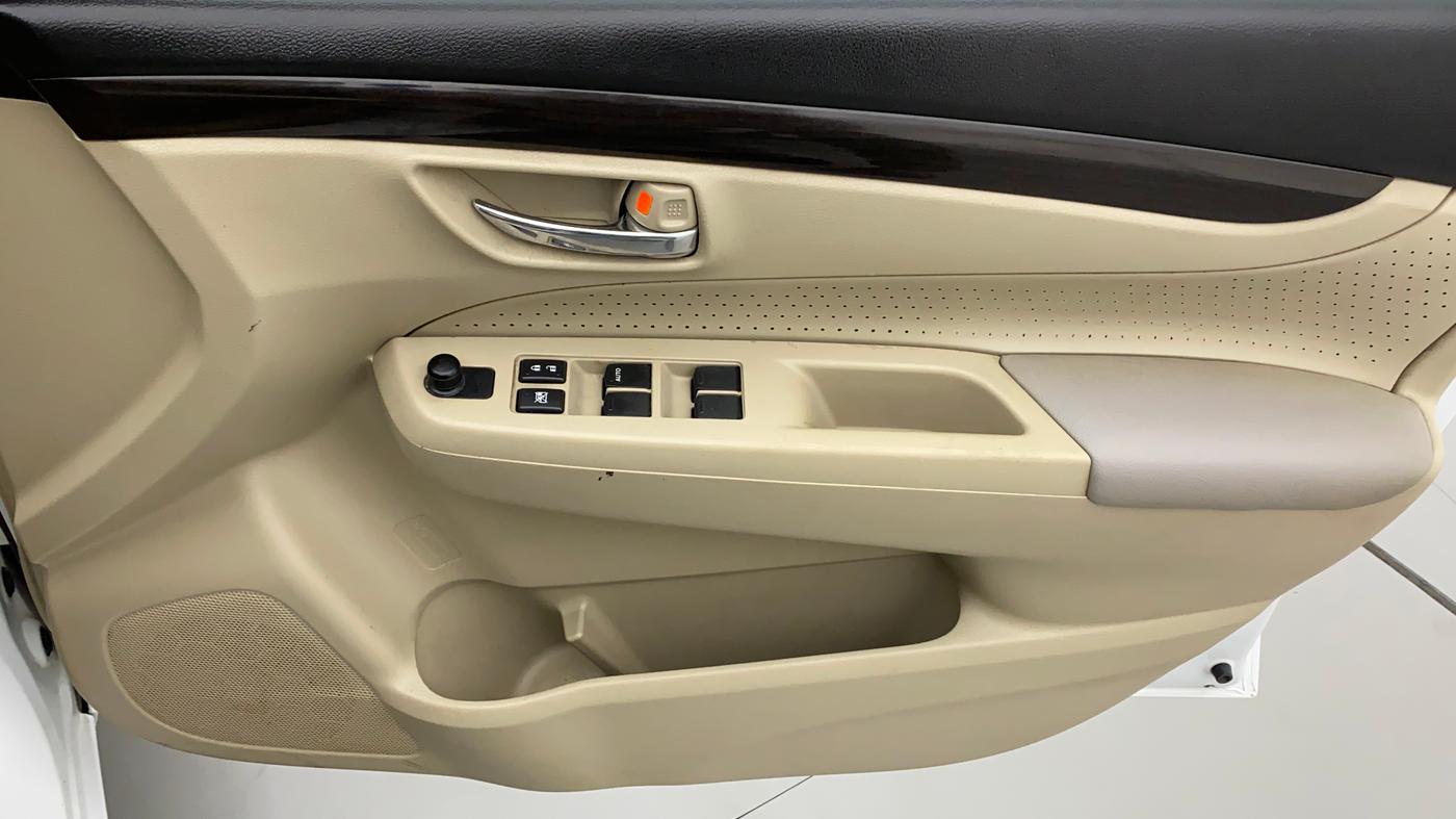 2016 Maruti Ciaz VDI+ SHVS, Diesel, Manual, 1,06,307 km, Driver Side Door Panels Control